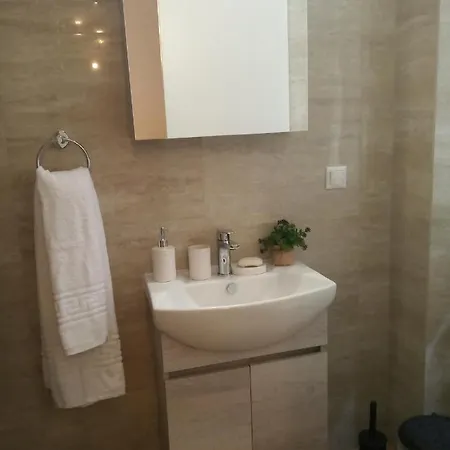 Appartement Dora's 1 *